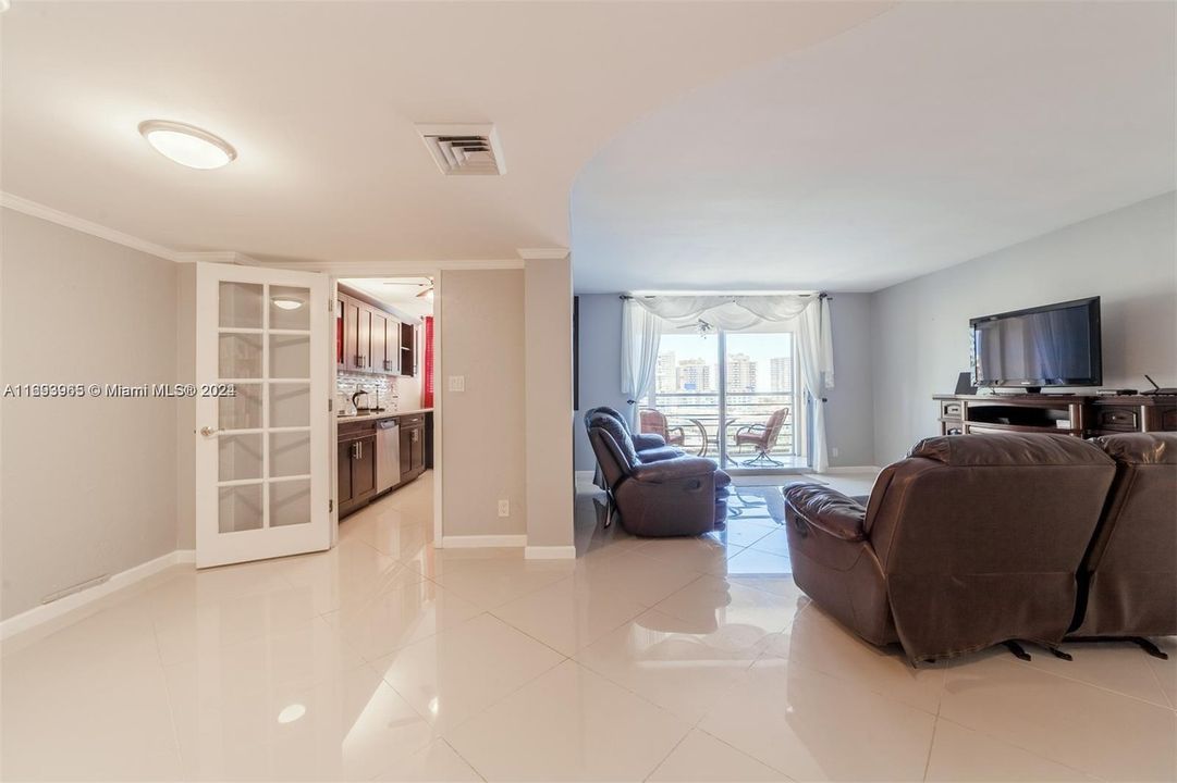 For Sale: $281,000 (1 beds, 1 baths, 982 Square Feet)