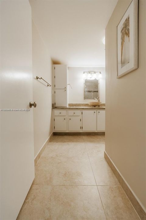 For Sale: $281,000 (1 beds, 1 baths, 982 Square Feet)