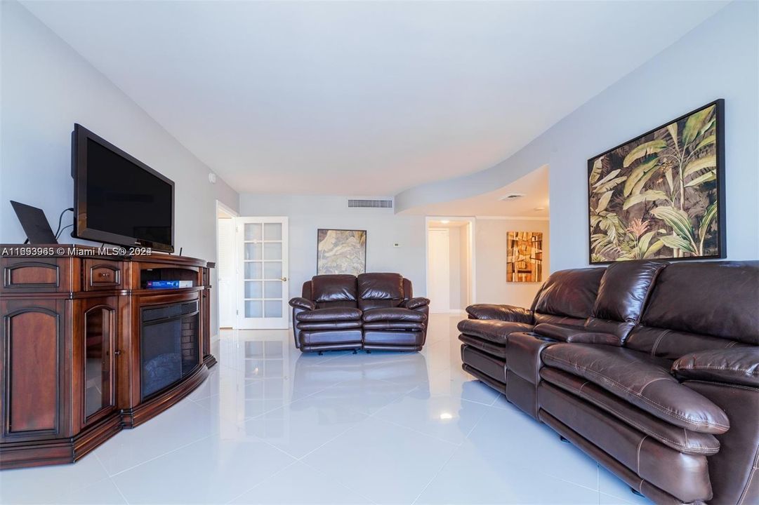 For Sale: $281,000 (1 beds, 1 baths, 982 Square Feet)