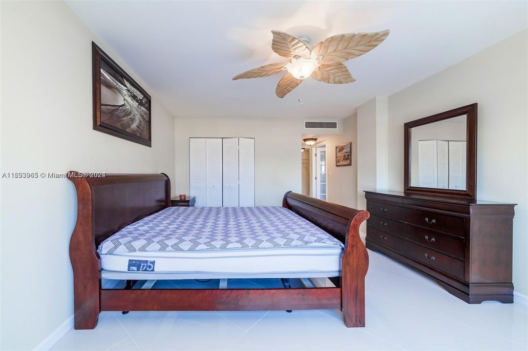 For Sale: $281,000 (1 beds, 1 baths, 982 Square Feet)