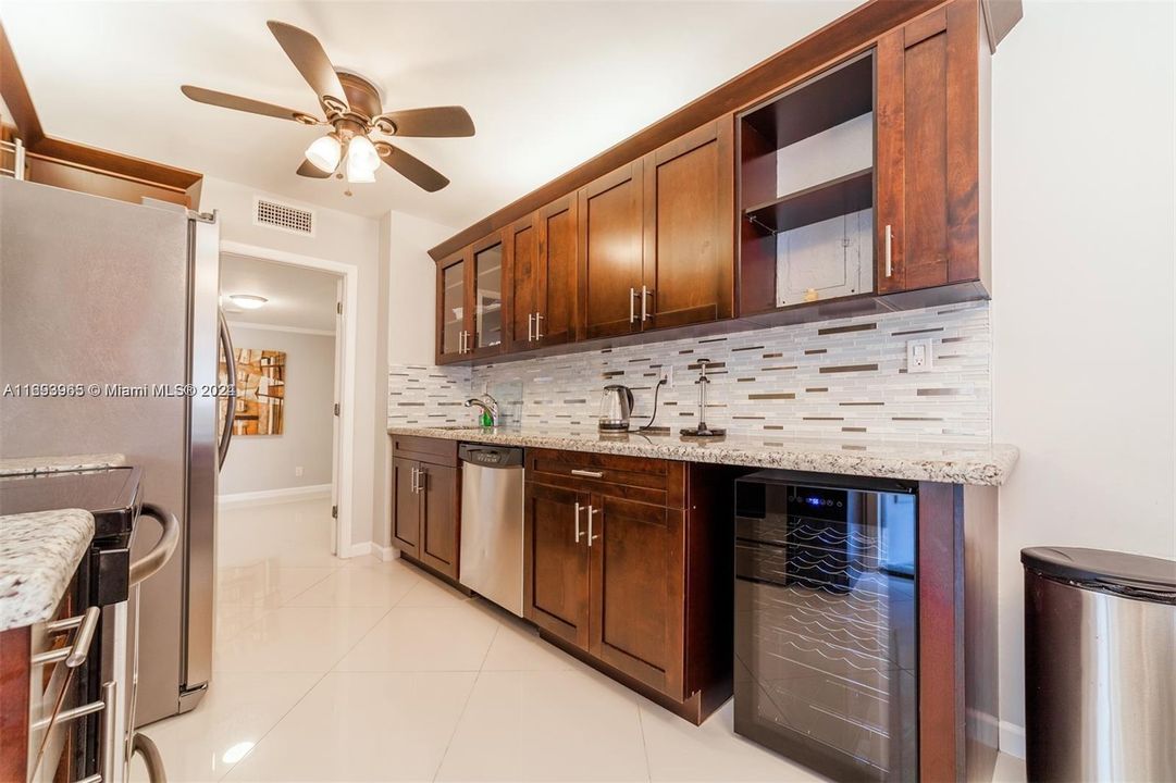 For Sale: $281,000 (1 beds, 1 baths, 982 Square Feet)