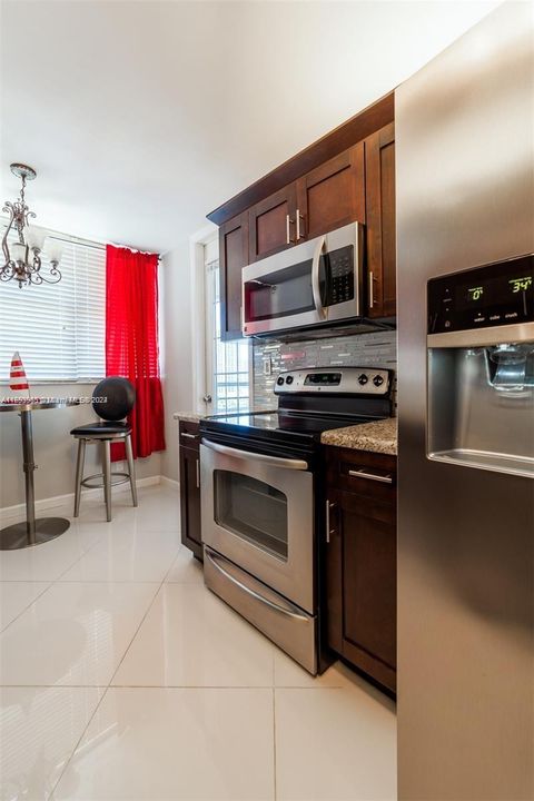 For Sale: $281,000 (1 beds, 1 baths, 982 Square Feet)