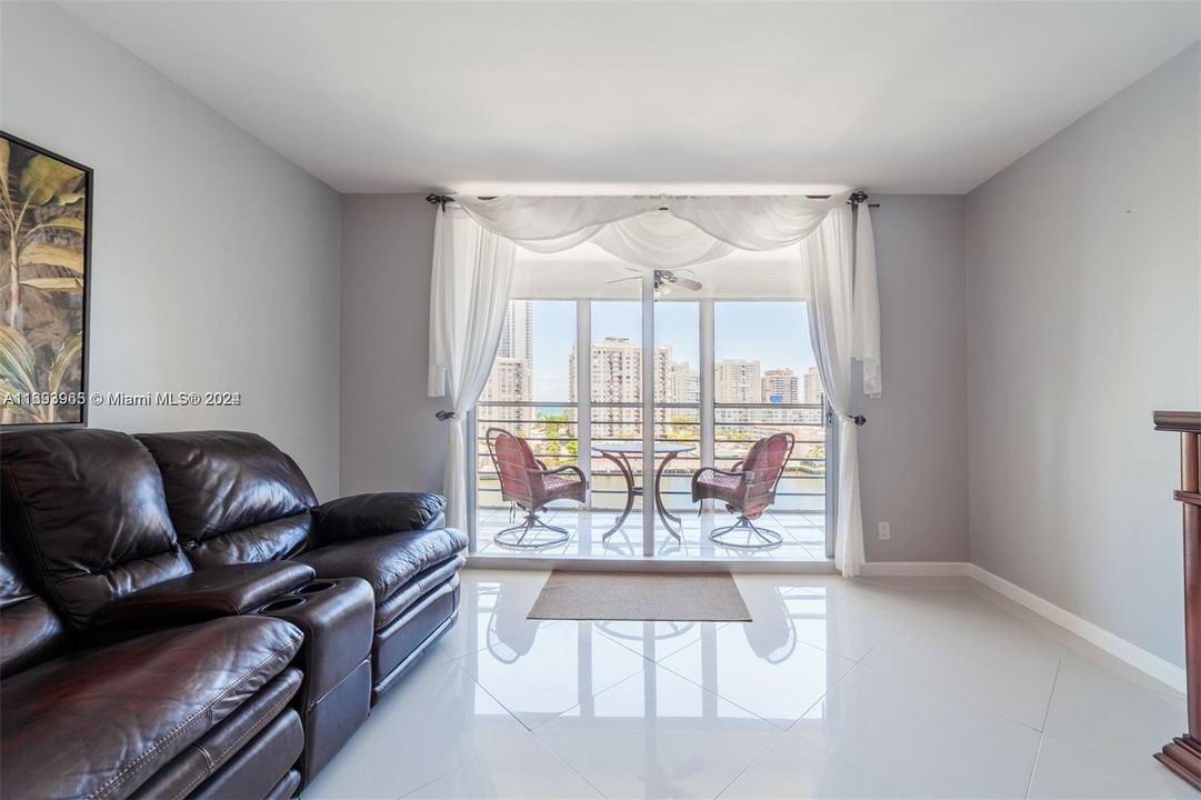 For Sale: $281,000 (1 beds, 1 baths, 982 Square Feet)