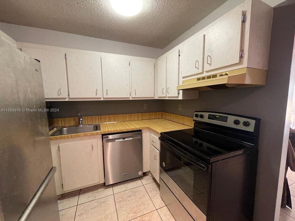 For Rent: $2,400 (1 beds, 1 baths, 610 Square Feet)