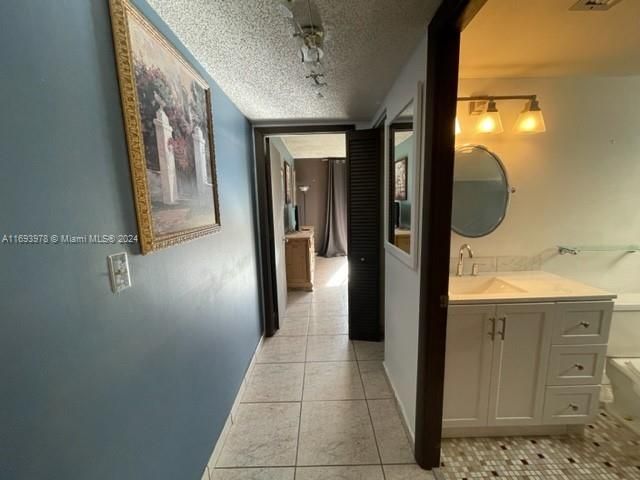 For Rent: $2,400 (1 beds, 1 baths, 610 Square Feet)