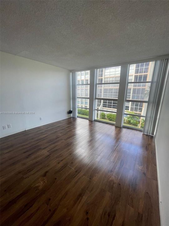 For Rent: $1,785 (1 beds, 1 baths, 820 Square Feet)