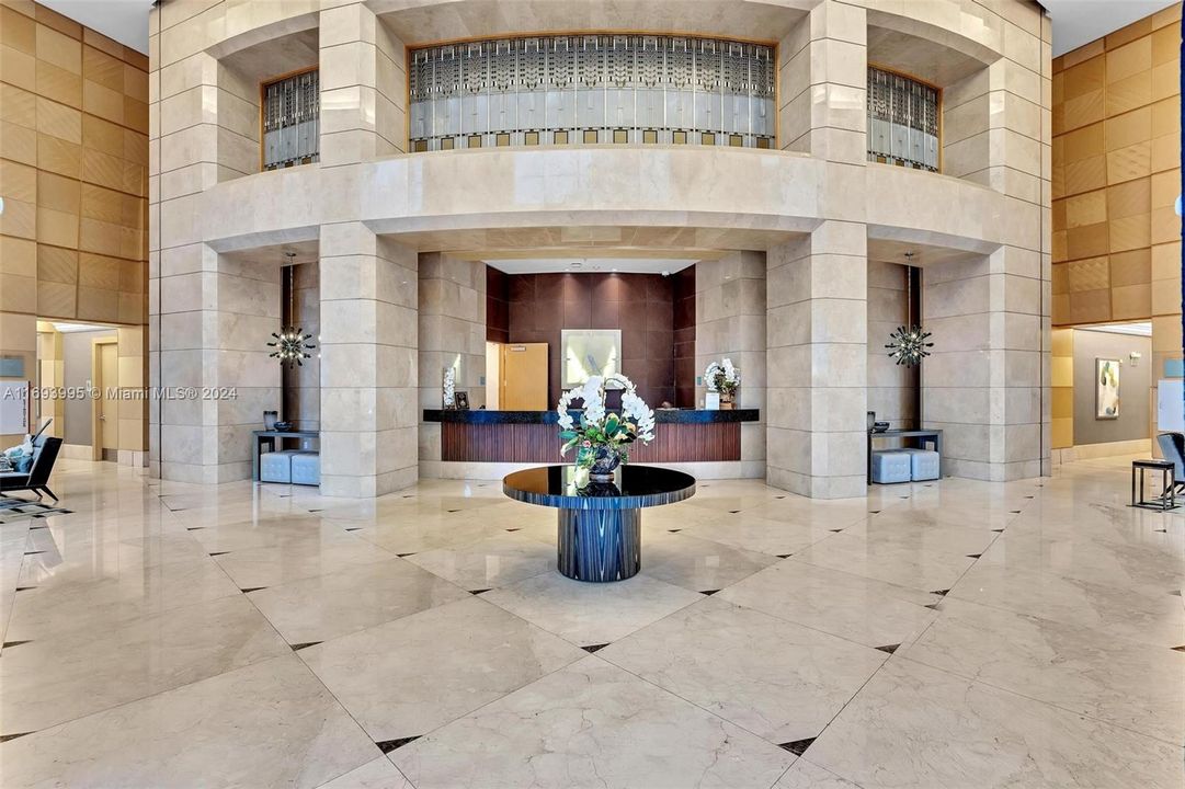 ELEGANT AND IMPRESSIVE LOBBY