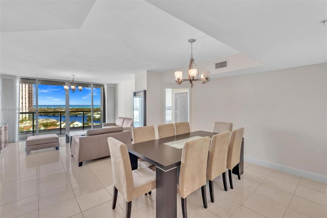 LARGE GREAT ROOM FOR ENTERTAINING WITH STUNNING VIEWS!