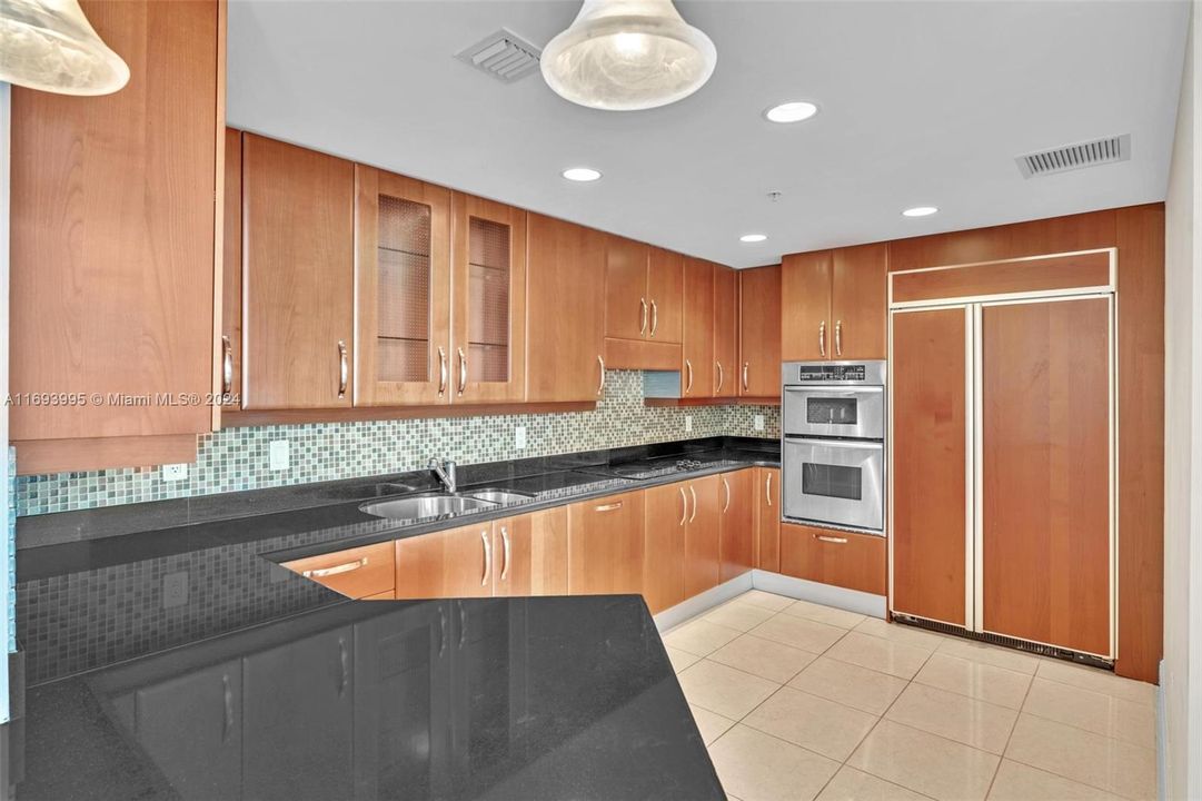 STATE OF THE ART MODERN KITCHEN WITH GRANITE CONTERTOPS