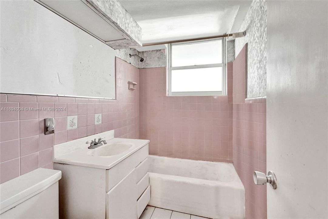 For Sale: $225,000 (1 beds, 1 baths, 805 Square Feet)