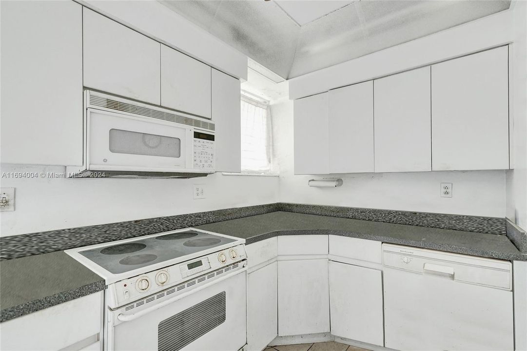 For Sale: $225,000 (1 beds, 1 baths, 805 Square Feet)