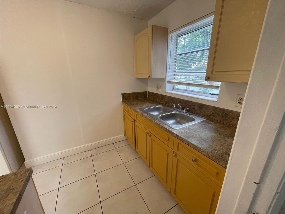 For Rent: $2,700 (3 beds, 2 baths, 840 Square Feet)