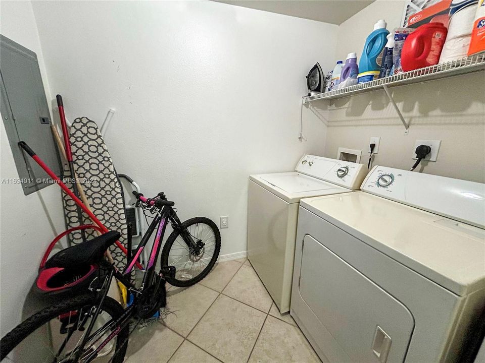 For Sale: $281,900 (2 beds, 2 baths, 1071 Square Feet)