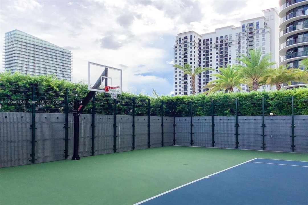 For Sale: $1,800,000 (3 beds, 3 baths, 1444 Square Feet)