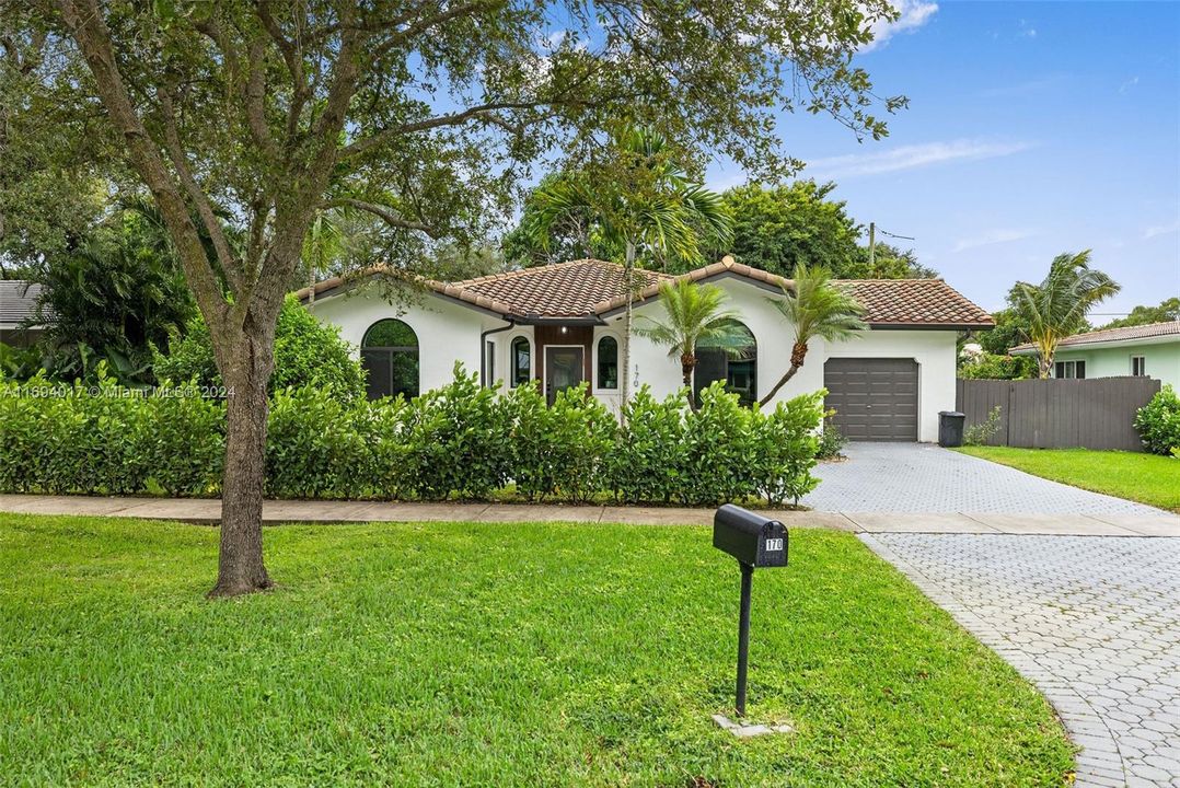 For Sale: $1,750,000 (3 beds, 2 baths, 2020 Square Feet)