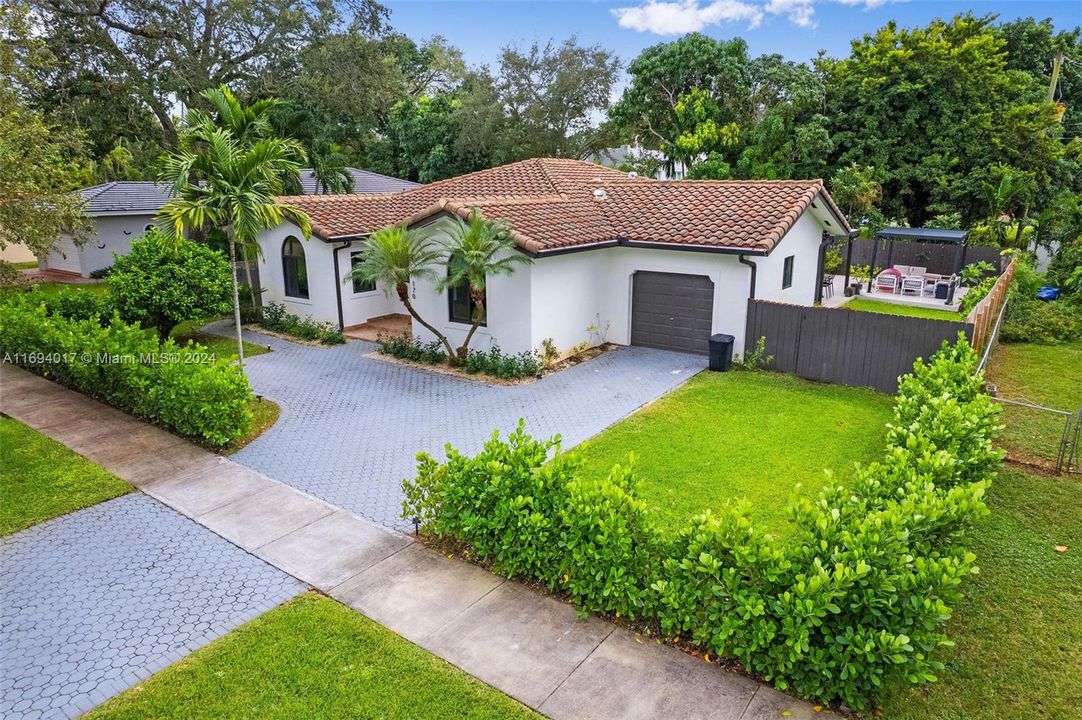 For Sale: $1,750,000 (3 beds, 2 baths, 2020 Square Feet)