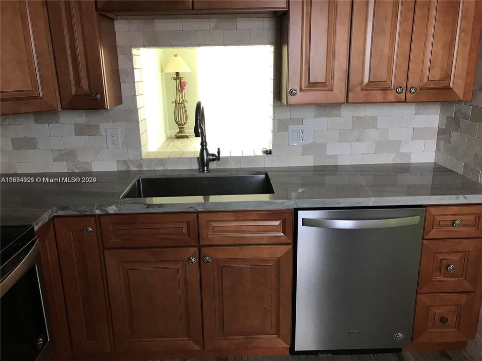 For Rent: $1,950 (1 beds, 1 baths, 847 Square Feet)