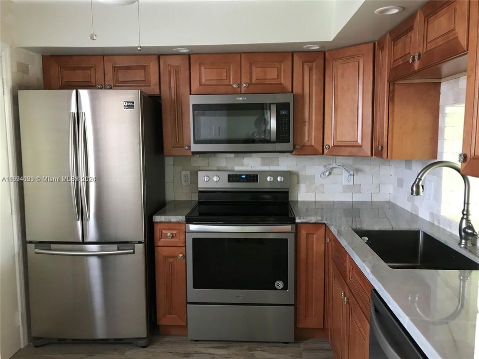 For Rent: $1,950 (1 beds, 1 baths, 847 Square Feet)