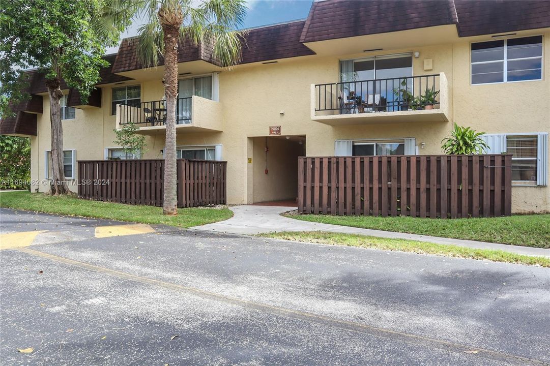 For Sale: $320,000 (2 beds, 2 baths, 976 Square Feet)