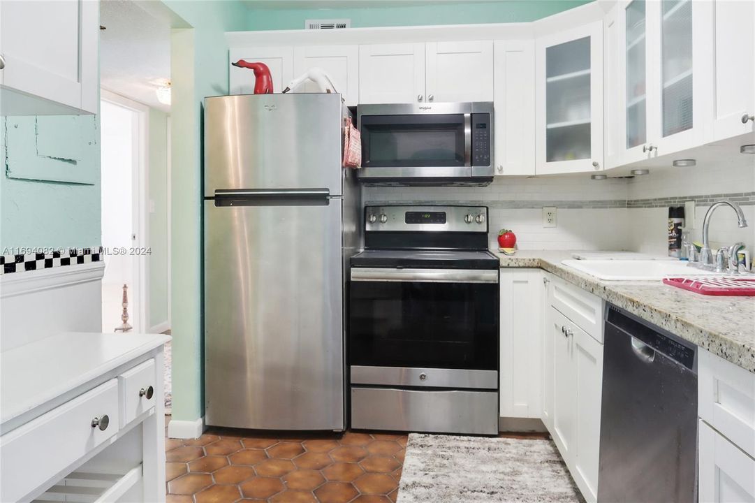 For Sale: $320,000 (2 beds, 2 baths, 976 Square Feet)