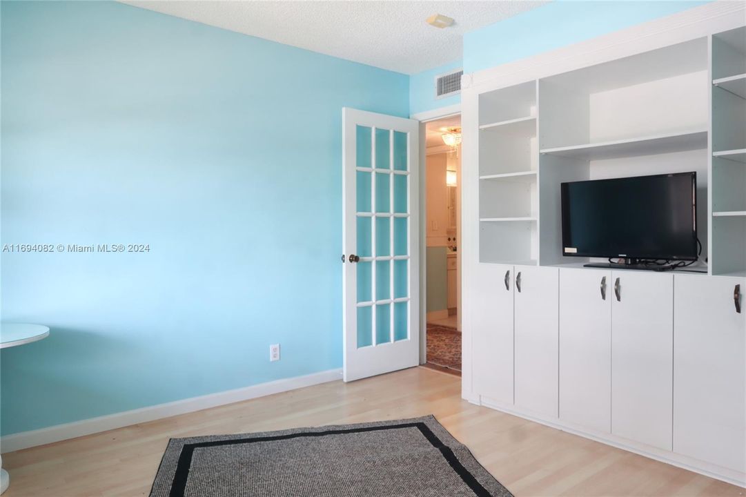 For Sale: $320,000 (2 beds, 2 baths, 976 Square Feet)