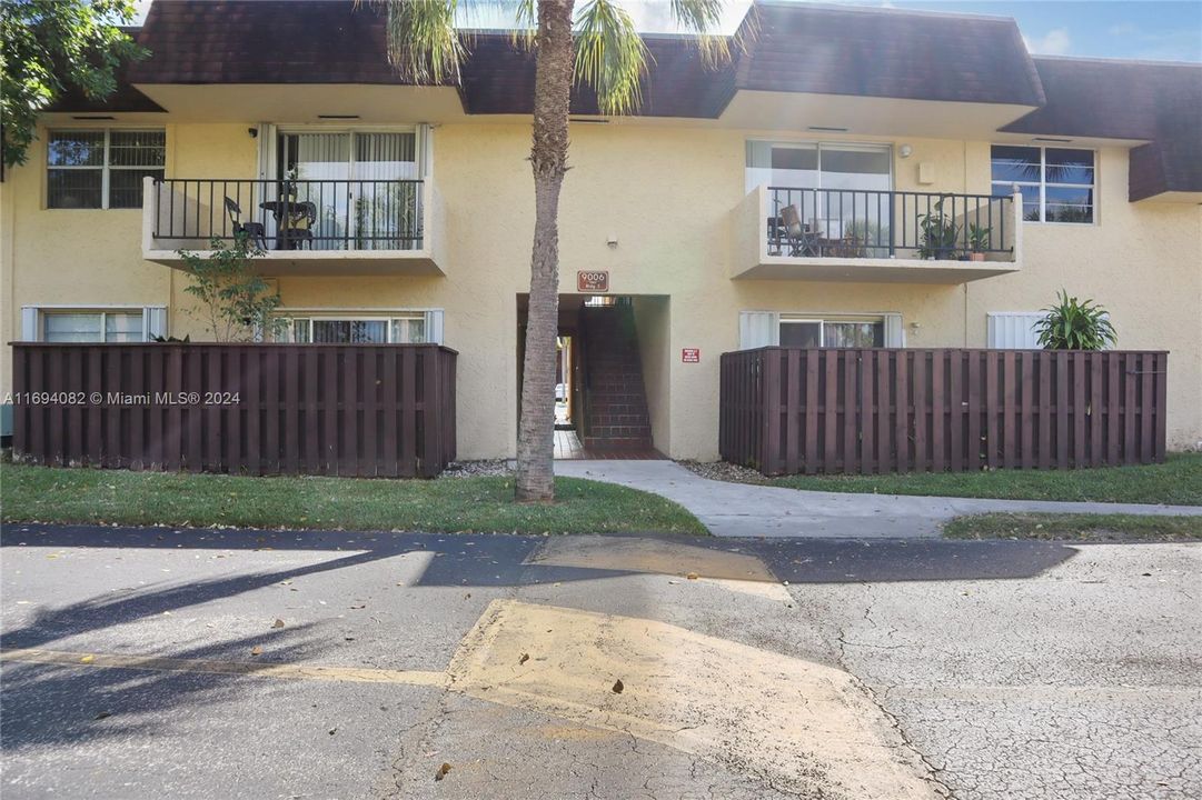 For Sale: $320,000 (2 beds, 2 baths, 976 Square Feet)