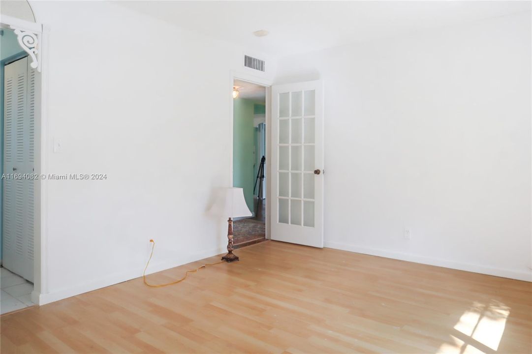 For Sale: $320,000 (2 beds, 2 baths, 976 Square Feet)