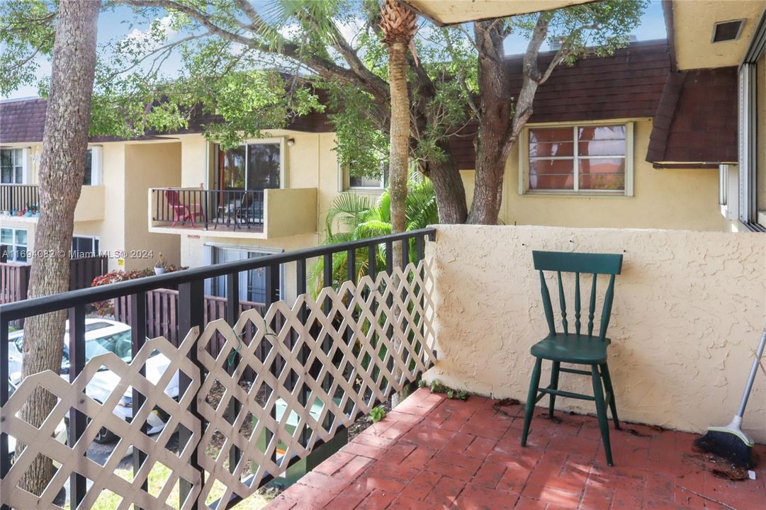 For Sale: $320,000 (2 beds, 2 baths, 976 Square Feet)