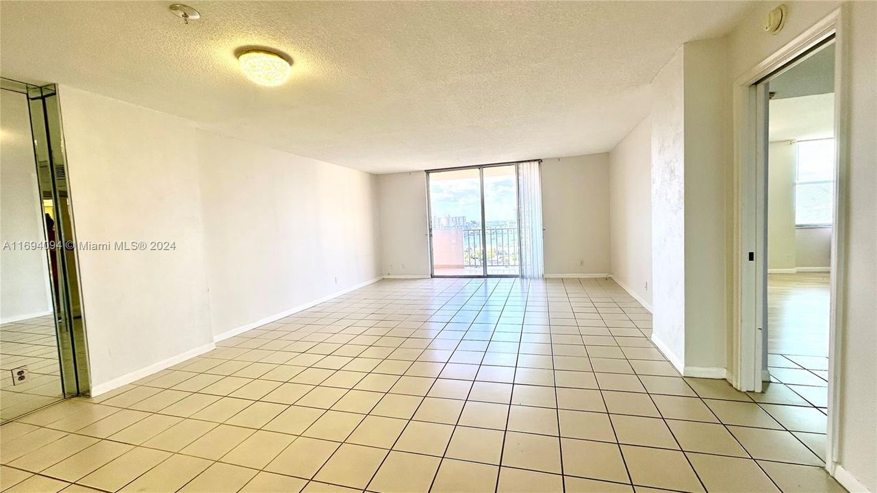 For Rent: $1,950 (1 beds, 2 baths, 1217 Square Feet)