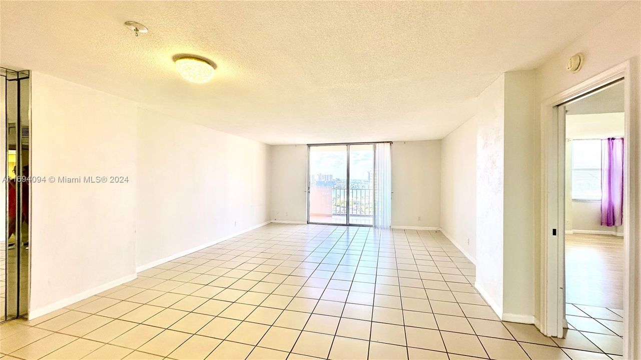 For Rent: $1,950 (1 beds, 2 baths, 1217 Square Feet)