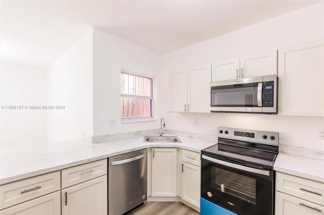 For Sale: $350,000 (3 beds, 2 baths, 1527 Square Feet)