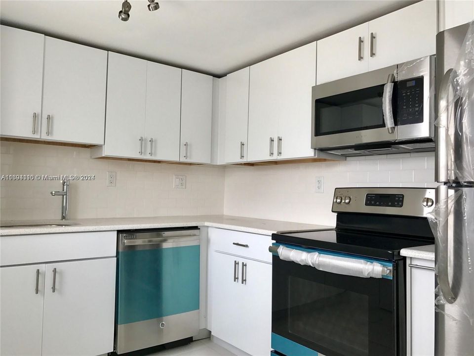 For Rent: $2,100 (1 beds, 1 baths, 794 Square Feet)