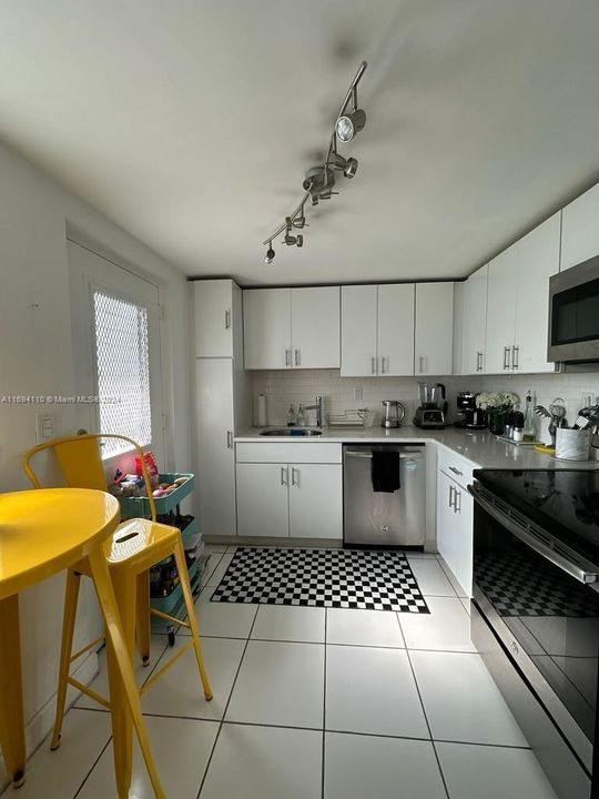 For Rent: $2,100 (1 beds, 1 baths, 794 Square Feet)