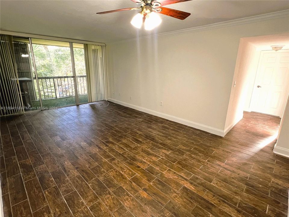 For Sale: $329,000 (2 beds, 2 baths, 936 Square Feet)