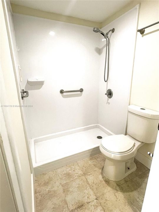 For Sale: $329,000 (2 beds, 2 baths, 936 Square Feet)