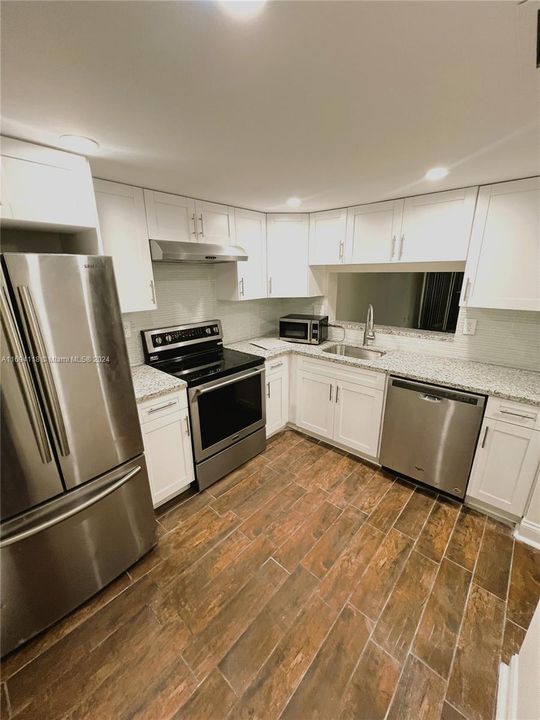 For Sale: $329,000 (2 beds, 2 baths, 936 Square Feet)