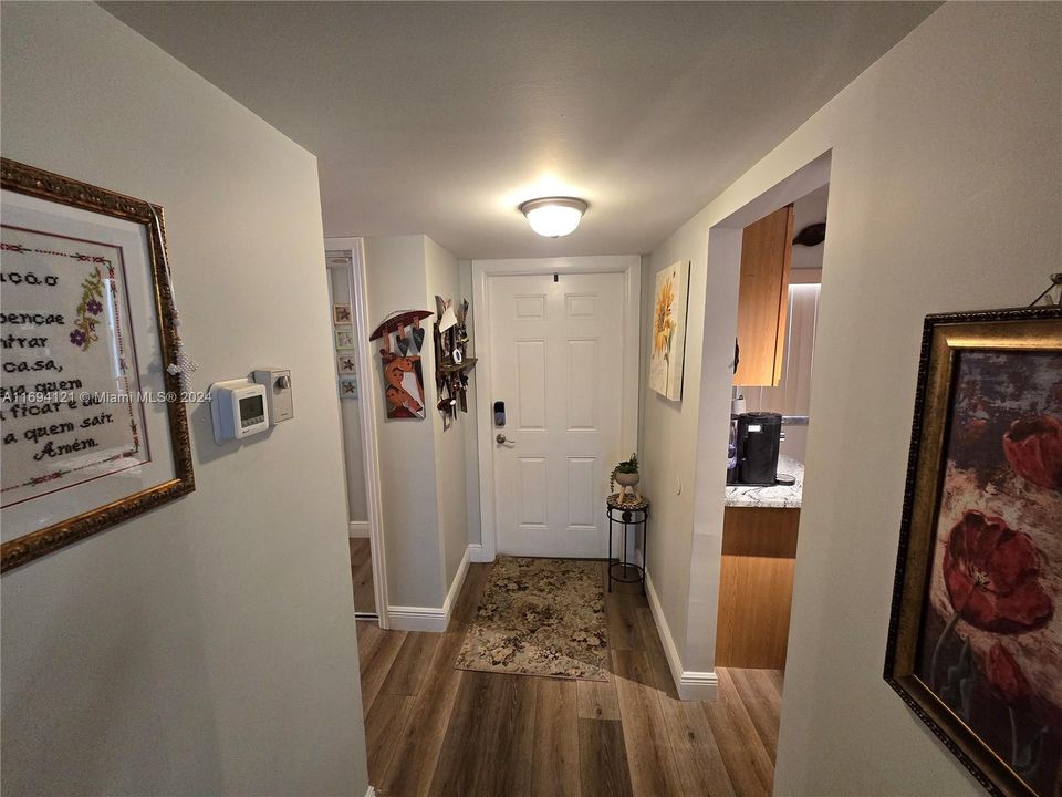 For Sale: $141,000 (1 beds, 1 baths, 724 Square Feet)