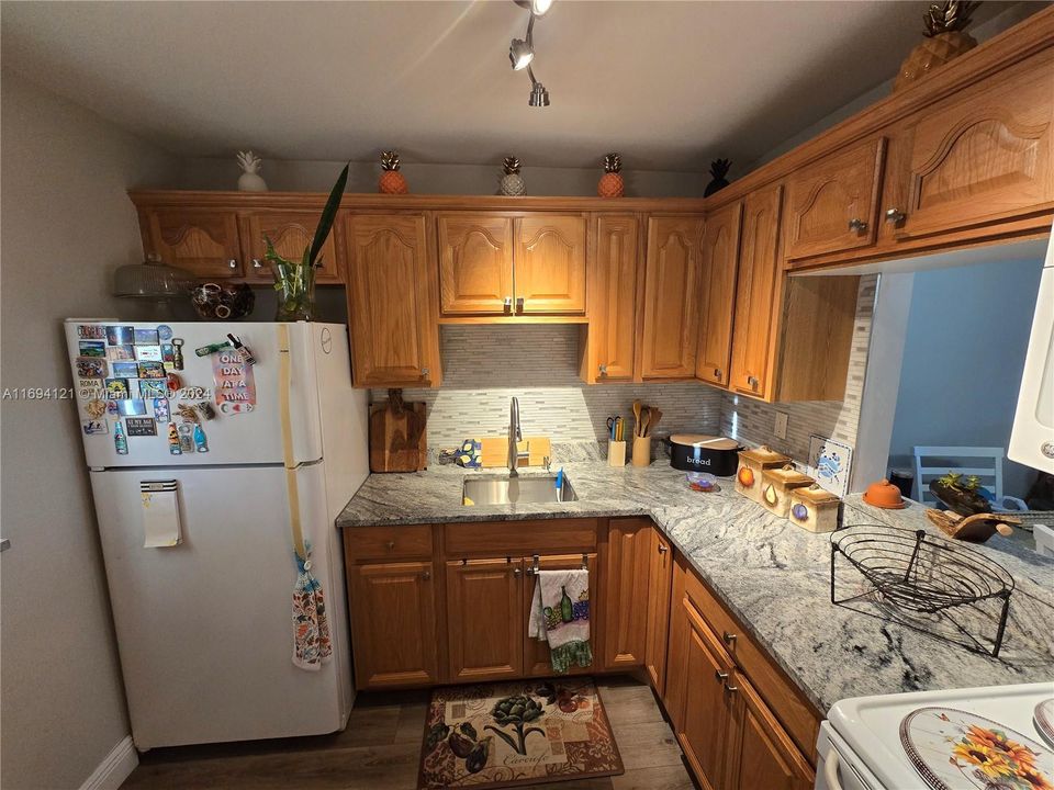 For Sale: $141,000 (1 beds, 1 baths, 724 Square Feet)