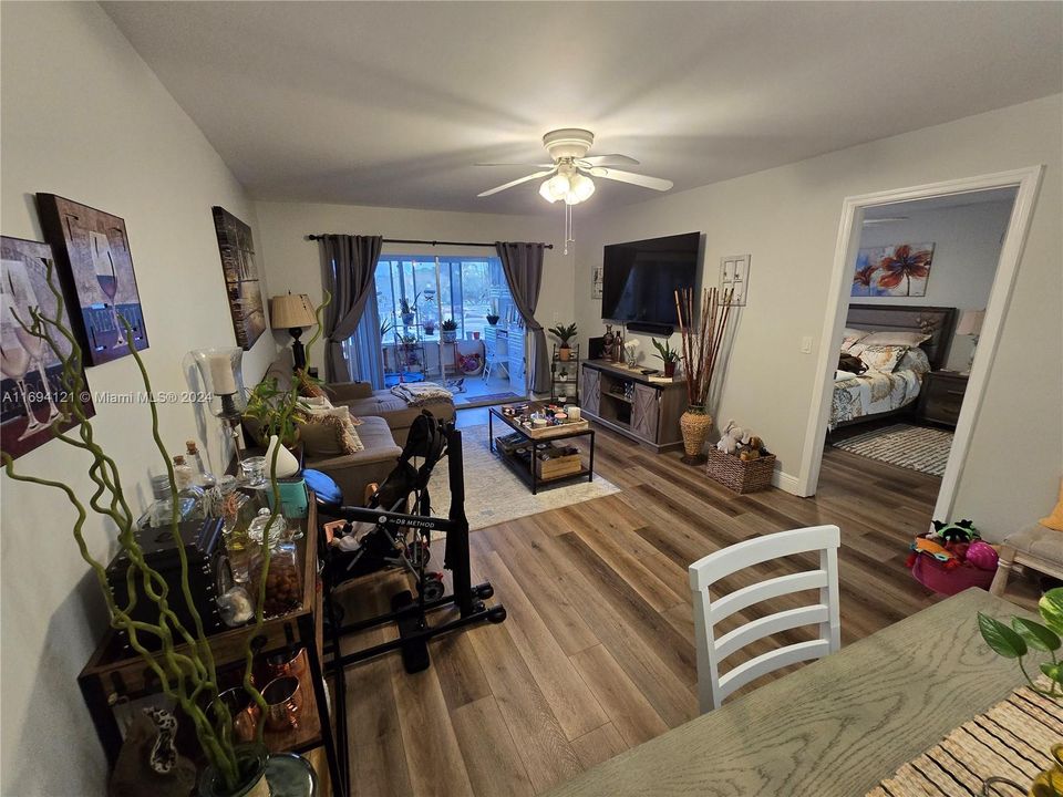 For Sale: $141,000 (1 beds, 1 baths, 724 Square Feet)