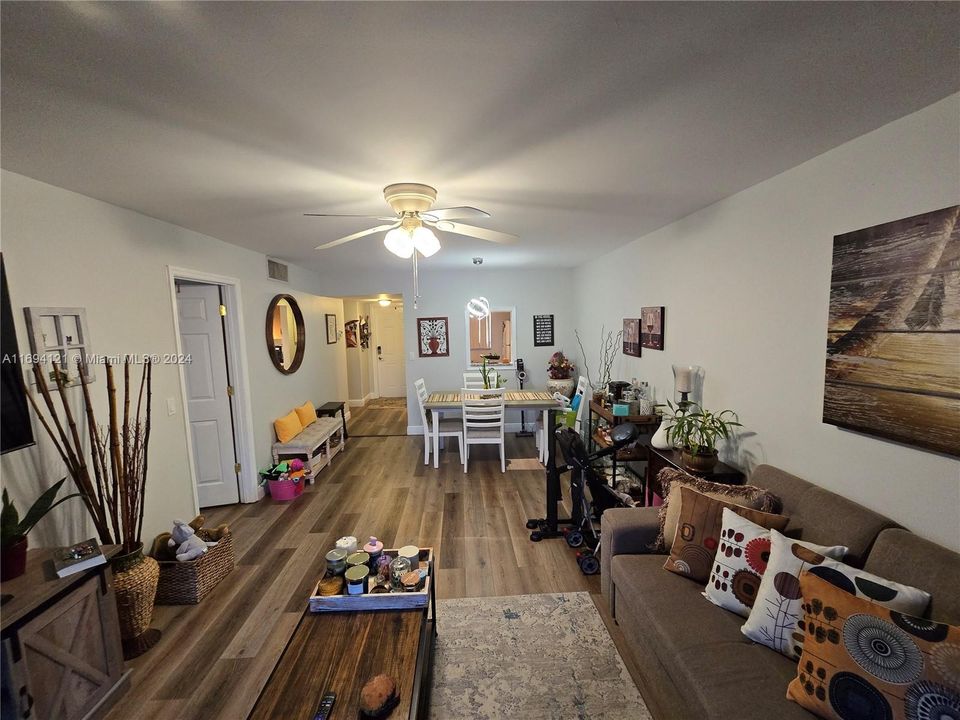 For Sale: $141,000 (1 beds, 1 baths, 724 Square Feet)