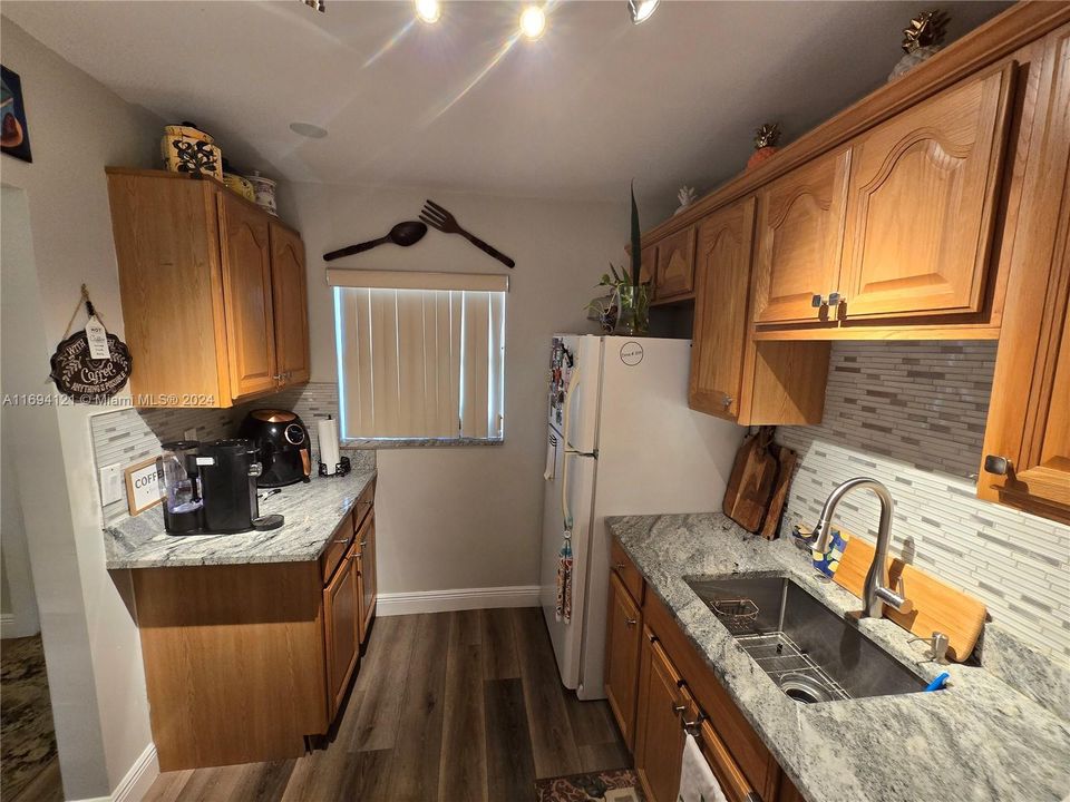 For Sale: $141,000 (1 beds, 1 baths, 724 Square Feet)