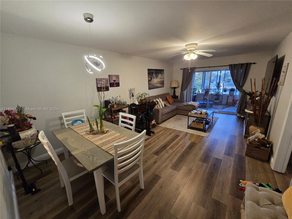 For Sale: $141,000 (1 beds, 1 baths, 724 Square Feet)