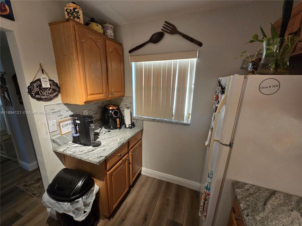 For Sale: $141,000 (1 beds, 1 baths, 724 Square Feet)