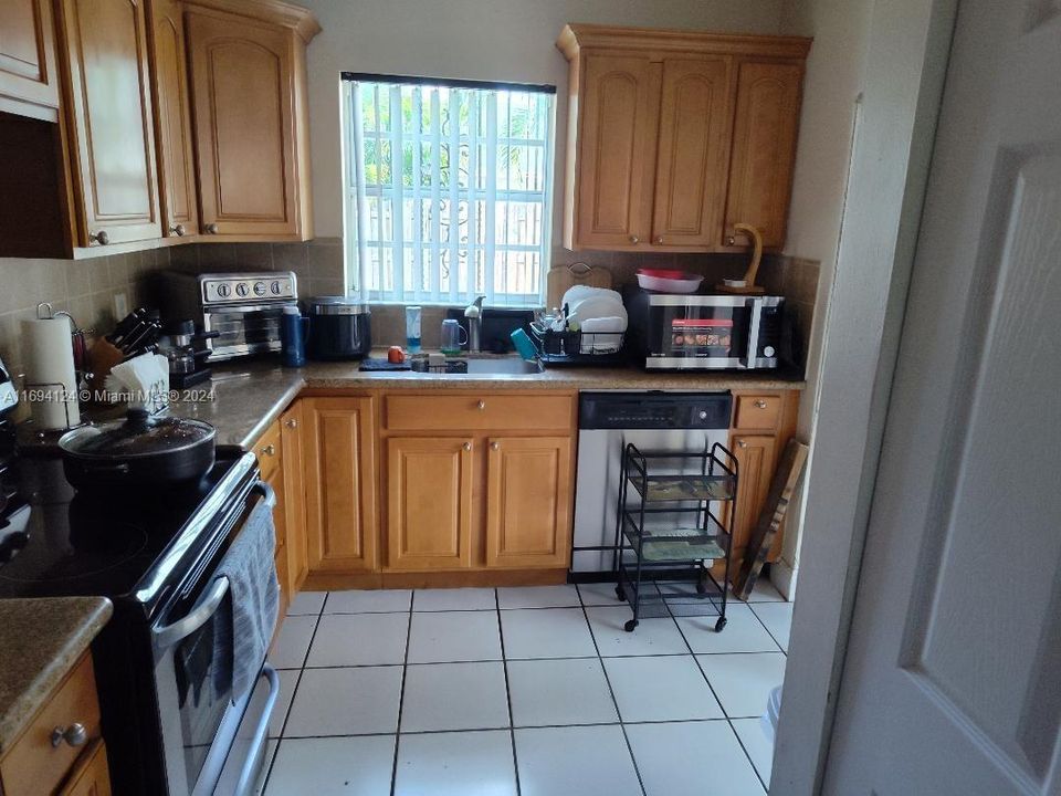 For Rent: $3,200 (3 beds, 2 baths, 1208 Square Feet)