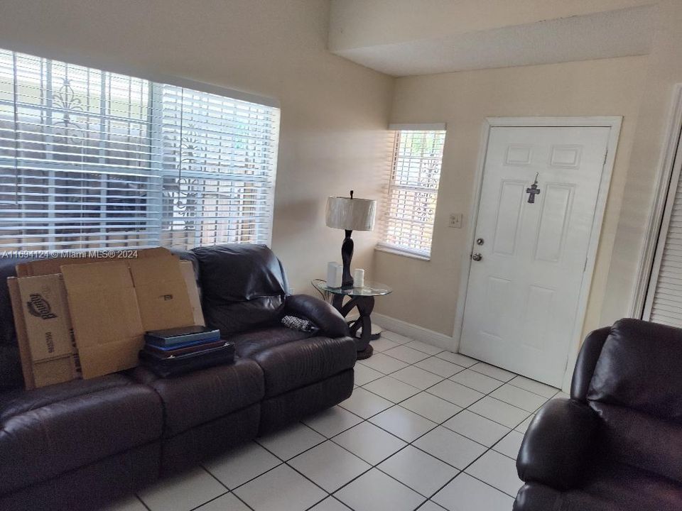 For Rent: $3,200 (3 beds, 2 baths, 1208 Square Feet)