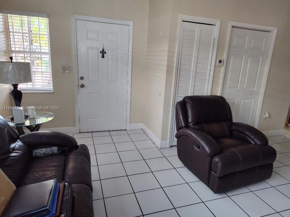 For Rent: $3,200 (3 beds, 2 baths, 1208 Square Feet)