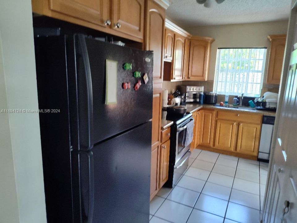 For Rent: $3,200 (3 beds, 2 baths, 1208 Square Feet)