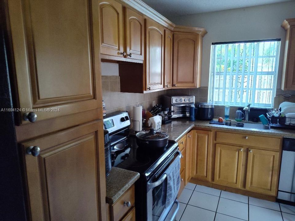 For Rent: $3,200 (3 beds, 2 baths, 1208 Square Feet)