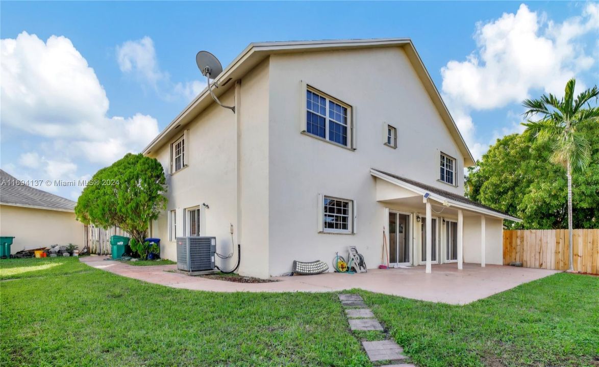 For Sale: $790,000 (4 beds, 2 baths, 2800 Square Feet)