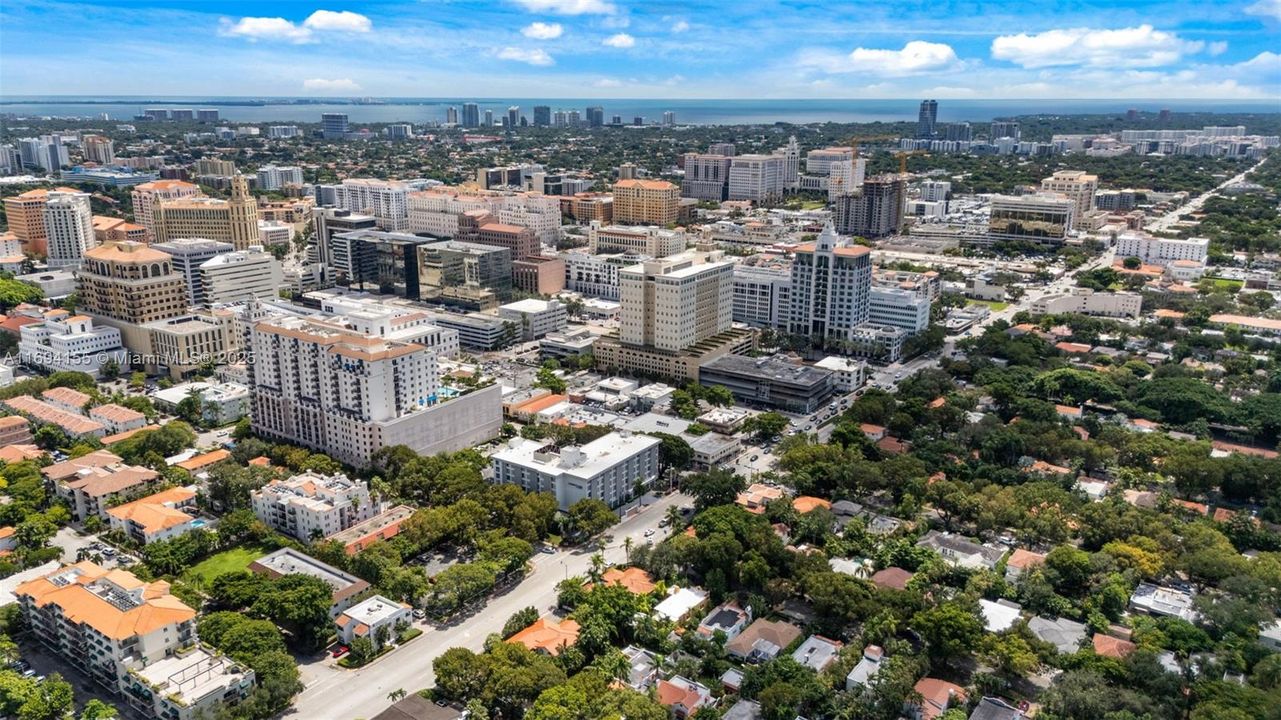 最近售出: $1,290,000 (4 贝兹, 3 浴室, 1674 平方英尺)